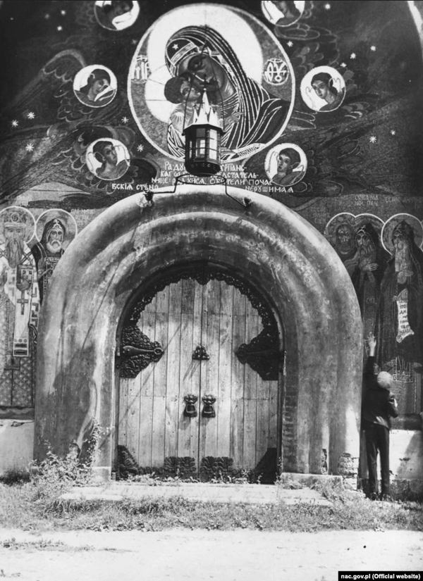 Вхід до Троїцького собору Почаївської лаври. Фотографія з періоду 1918–1933 років 