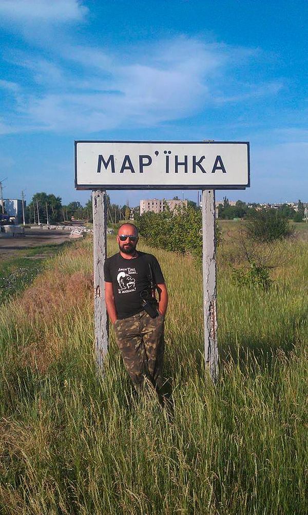 Сергій Пономаренко біля дорожнього знаку міста Мар'їнка. Сергій Пономаренко/Facebook