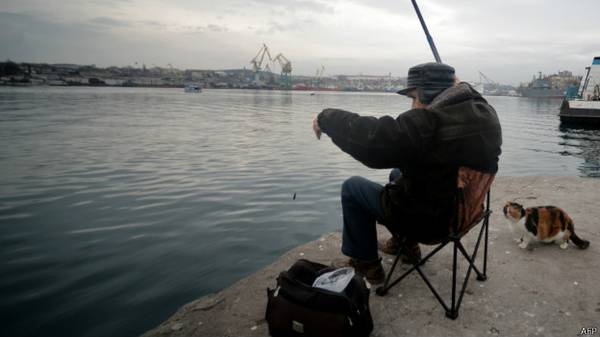 Рыбак в Севастополе