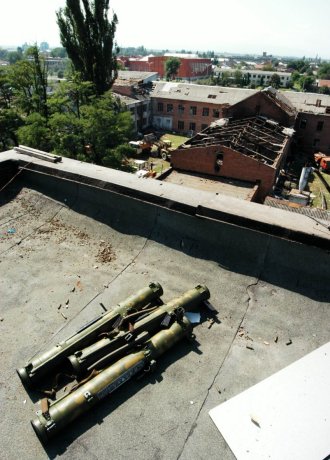 Эти три тубуса от огнеметов были найдены жителями Беслана на крыше дома № 37 по Школьному переулку и переданы сенатору Олегу Пантелееву, а потом потерялись в прокуратуре