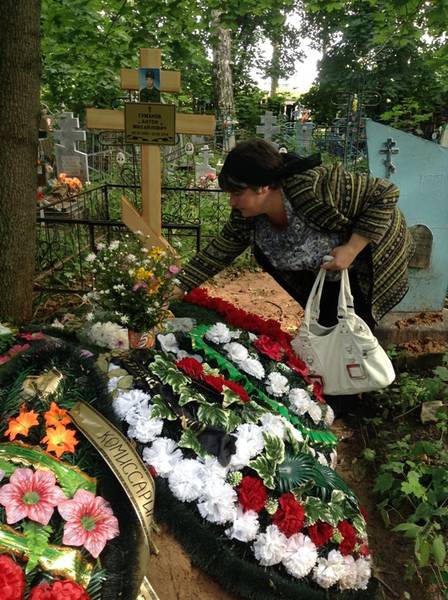 Елена Петровна Туманова на могиле сына