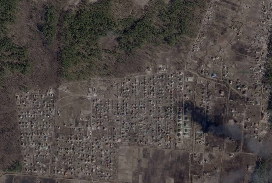 На цих супутникових знімках можна побачити, який вигляд мав Мощун напередодні повномасштабного наступу РФ і після.
