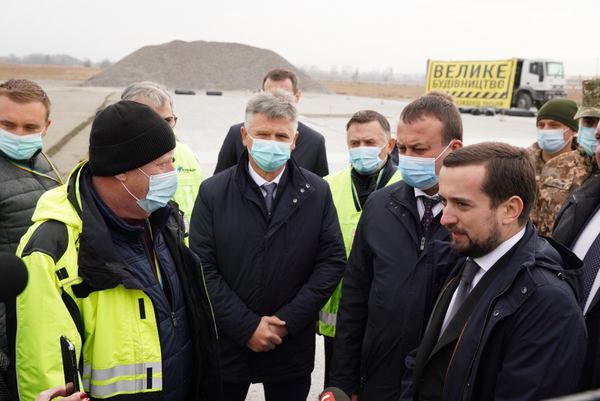 Крайній праворуч — ексзаступник керівника ОПУ Кирило Тимошенко у момент одного з важливих відряджень у регіони. Офіс президента