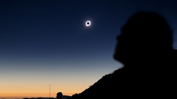 Человек наблюдает солнечное затмение в Кокимбо, Чили [Rodrigo Garrido / Reuters]