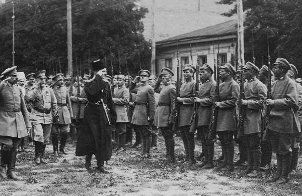 Гетман Соропадський со штабом осматривает Серожупанную дивизию. Август 1918 года