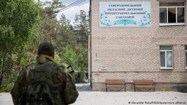 Військовий РФ біля дитячого протитуберкульозного санаторію