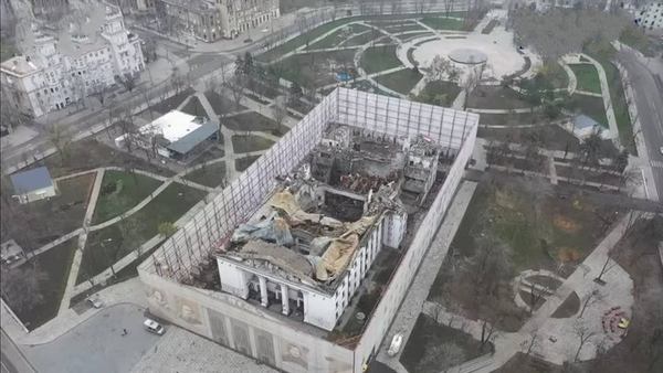 Фото розбомбленого росіянами драматичного театру в Маріуполі