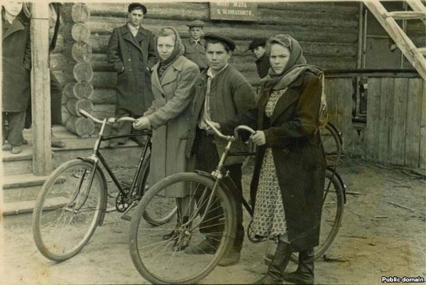 Наріман Гафаров серед двох дівчат із велосипедами. Марійська АРСР, ділянка 52, 1954 рік