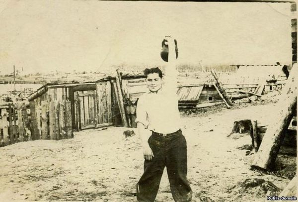Наріман Гафаров: вправа з гирею. Марійська АРСР, ділянка 52, приблизно 1954 рік
