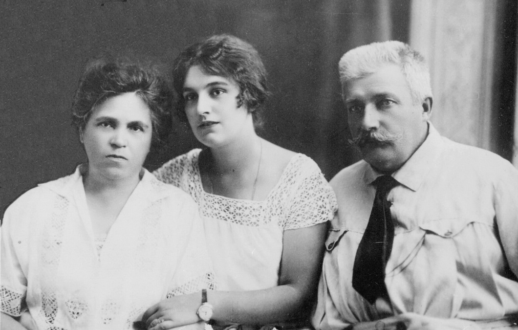 Вероніка з батьками. Людмила Старицька-Черняхівська та Олександр Черняхівський, 1925 рік