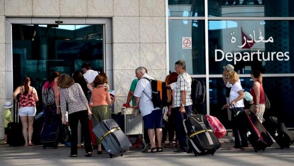 Сотні українських відпочивальників застрягли в аеропорту Тунісу, багато із них - з маленькими дітьми 