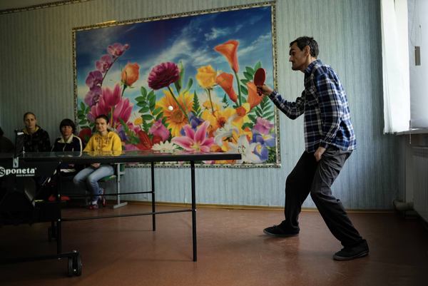 Мешканець закладу для людей з психофізичними вадами грає в настільний теніс, село Таврійське, Україна, 11 травня 2022 року. Фото: AP Photo/Francisco Seco