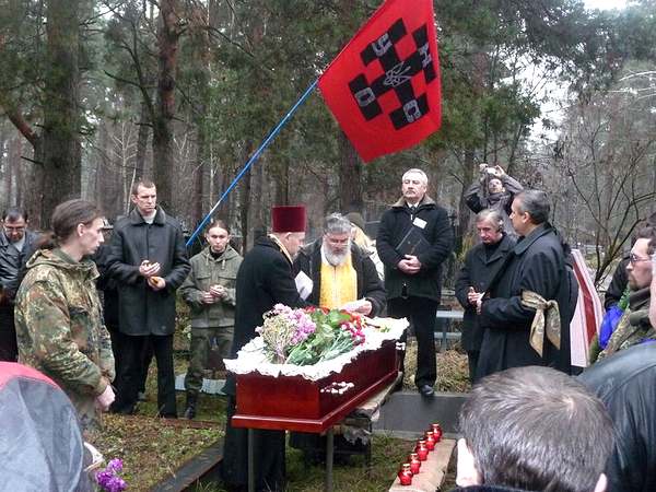 Прощание с телом Петра Хмарука состоялось в Киеве, в церкви подле Аскольдовой Могилы. Похоронен Петр Андреевич на Лесном кладбище столицы