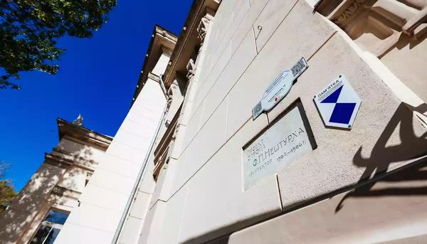 позначка «Блакитного щита» на будівлі Одеської наукової бібліотеки