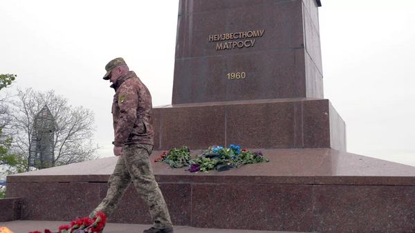Український військовий поклав квіти з нагоди Дня пам'яті та примирення. Одеса, 08 травня 2023 року © RFI / Дмитро Долматов