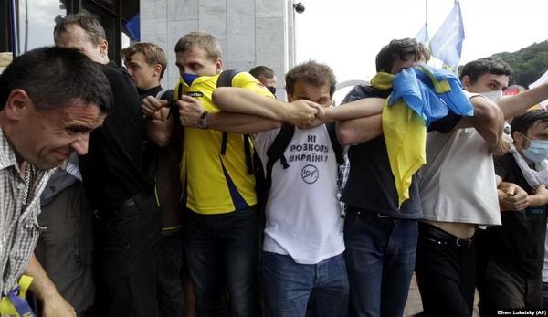 Мовний майдан: Акція протесту під Українським домом у Києві. Фото AP
