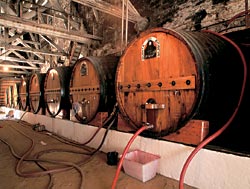 Определенные сорта портвейна должны вызревать только в бочках, сделанных из дуба. В стандартную бочку помещается ровно 550 литров вина