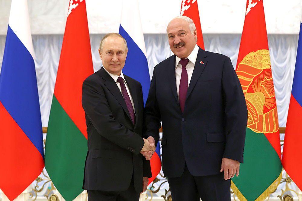 Фото: American Photo Archive / Alamy Stock Photo.  Путін (ліворуч) та Лукашенко