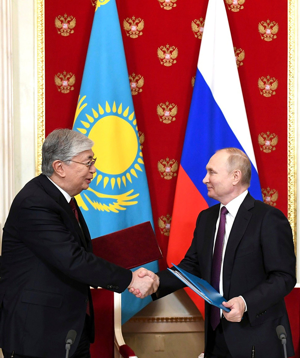 Фото: Михайло Климентьєв / Кремлівський пул / Alamy Live News.  Путін (ліворуч) та президент Казахстану Касим-Жомарт Токаєв у Кремлі