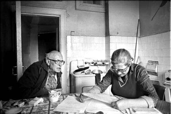 «Сахаровская» кухня в 1987 году: здесь Андрей Сахаров и Елена Боннэр устраивают чаепития, пишут обращения, принимают гостей — и часами беседуют. Фото Юрий Рост