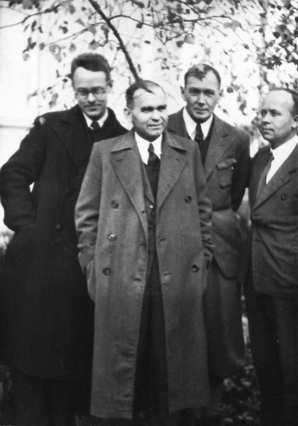 Юрій Шевельов, Улас Самчук, Євген Маланюк, Григорій Костюк під час перебування у таборі Ді-Пі, Реґенсбурґ. Середина 1940-х років