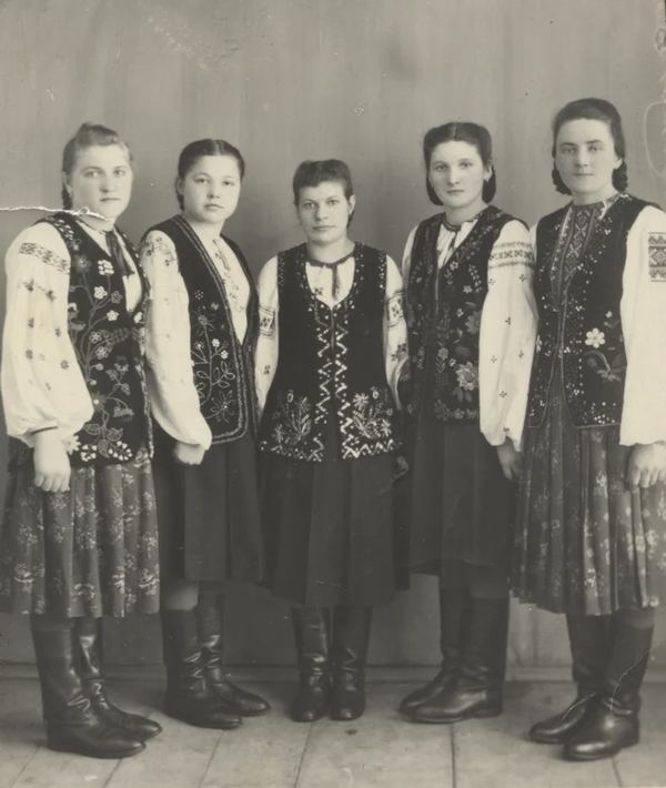 Стоїть друга зліва Ганна Савка (у заміжжі Опанович), решта невідомі. Кемеровська обл., 1950-ті рр. / Фото: з архіву Ганни Опанович