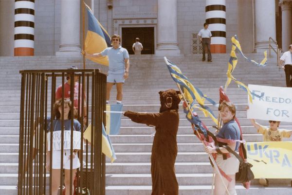 Людина у клітці символізує українського спортсмена, а ведмідь &mdash; Росію. Олімпійські ігри в Лос-Анджелесі, 1984 рік