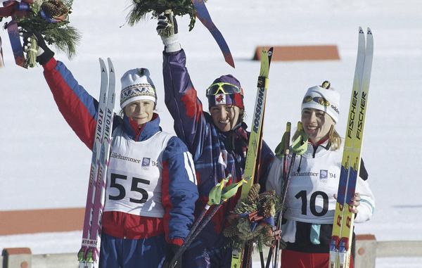 Праворуч &mdash; біатлоністка Валентина Царбе на п'єдесталі Олімпійських ігор у Ліллегаммері / Фото: biathlon.com.ua