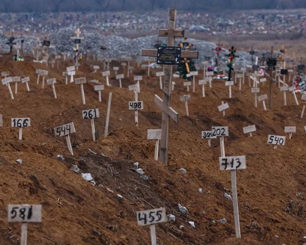 Номери позначають могили невпізнаних мешканців, загиблих під час боїв в українському портовому місті Маріуполь. Фото: Сергій Ільницький/EPA