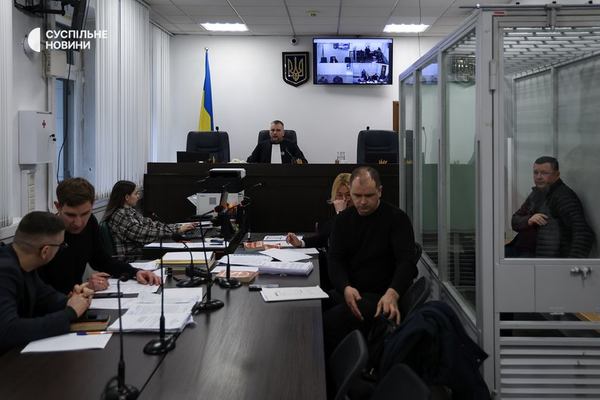 Заступник начальника управління СБУ у Рівненській області Ігор Бріка (праворуч за склом) під час засідання ВАКС. Суспільне Новини/Іван Антипенко