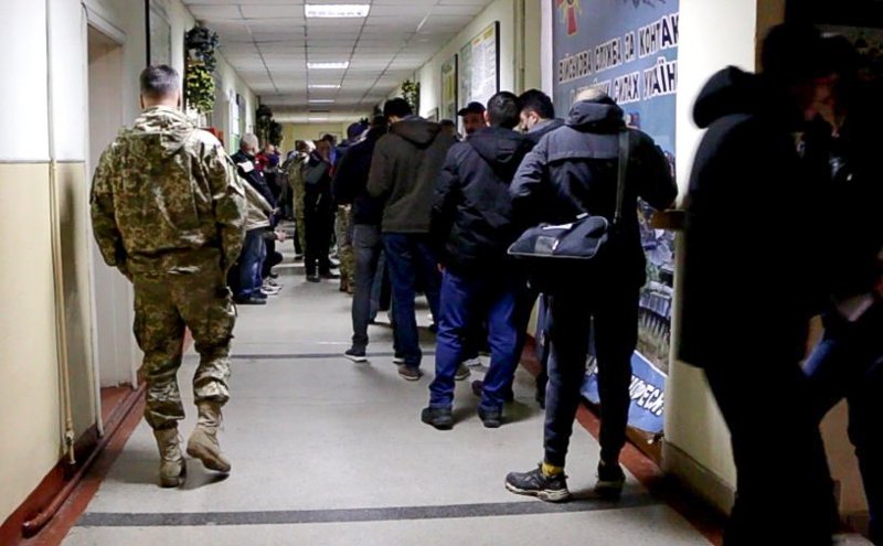 Фото: Суспільне Буковина Черги у військкомат у Чернівцях
