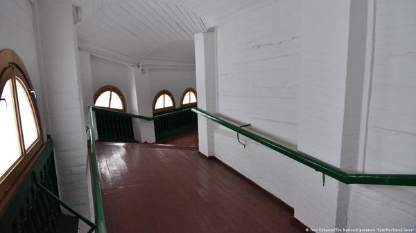 У конструкції галереї, що веде до Дальніх печер, після обстрілу РФ виникли поздовжні тріщини по всій довжині об'єктаФото: Yurii Kohanov/The National preserve "Kyiv-Pechersk lavra"