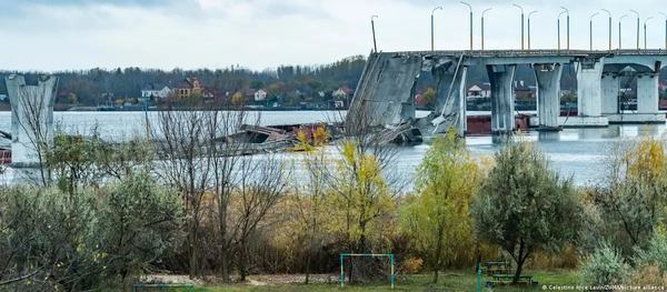 Зруйнований Антонівський міст у Херсоні. На іншому боці Дніпра - дачі та містечко Олешки, листопад 2022 рокуФото: Celestino Arce Lavin/ZUMA/picture alliance