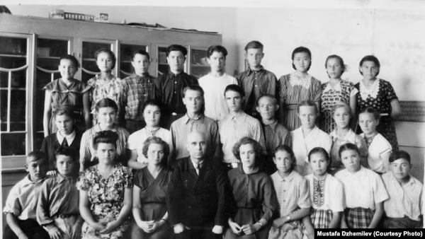 Мустафа Джемілєв (другий ліворуч у нижньому ряду) &ndash; учень 8 класу Мірзачульської середньої школи. Архів Мустафи Джемілєва
