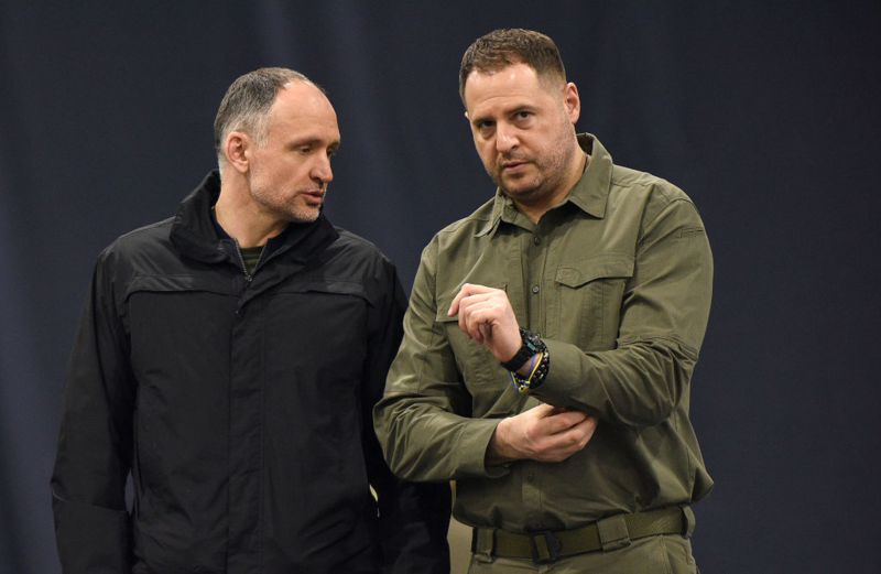 ФОТО,GETTY IMAGES. Громадські активісти вже давно вимагають від офісу президента звільнити скандально відомого Олега Татарова