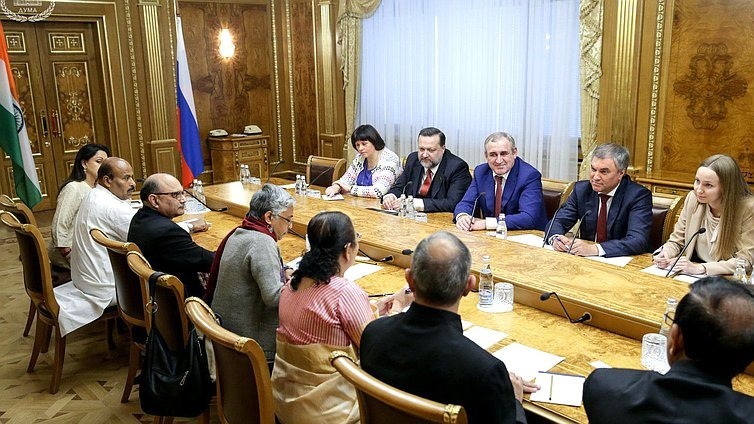 Очевидно, вона є призначеним урядом перекладачем для ключових російських політичних діячів, таких як Путін, Лавров і Медведєв.
