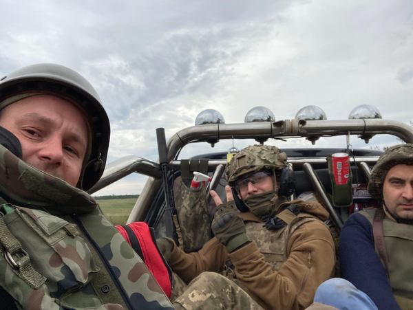 Пйотр Кашувара, український солдат, британський режисер Бредлі Вуд (зліва на право), Донецька область, 2022. Джерело: особистий архів