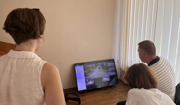 Журналістки NGL.media разом із заступником мера Перечина переглядають записи з вуличних камер спостереження (фото NGL.media)