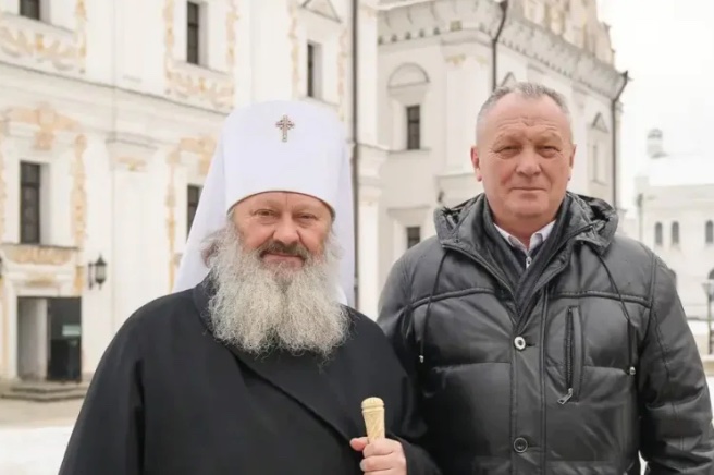 Фото зроблене у грудні 2022 року. Тодішній намісник Лаври УПЦ МП Павло (Лебідь) та тодішній директор заповідника Рудник помолилися разом і зафіксували це на спільній світлині.  Facebook / &laquo;Бабель&raquo;