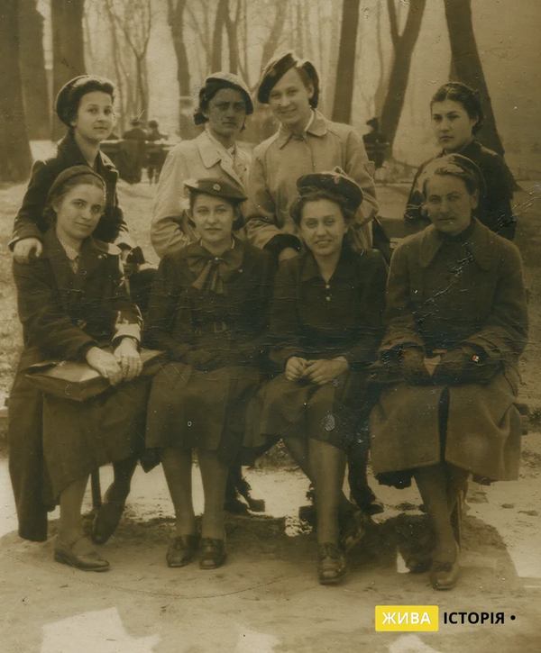  Ольга Андрущак стоїть друга зліва, м. Львів, 1939 р.  Архів проєкту "Локальна історія"