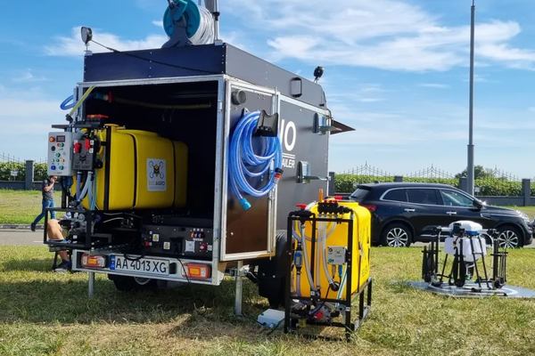 Змішувальні станції - установки, які дозують і змішують агрохімікати перед заправкою дронів, що робить процес підготовки льотного обладнання до роботи швидшим, безпечнішим і точнішим. SWI