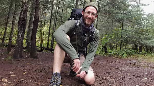 На фотографії без дати, наданій родиною, зображений Алекс Дж. Претті, якого члени сім'ї впізнали як чоловіка, застреленого сьогодні федеральними агентами в Міннеаполісі. (Майкл Претті через The Associated Press)