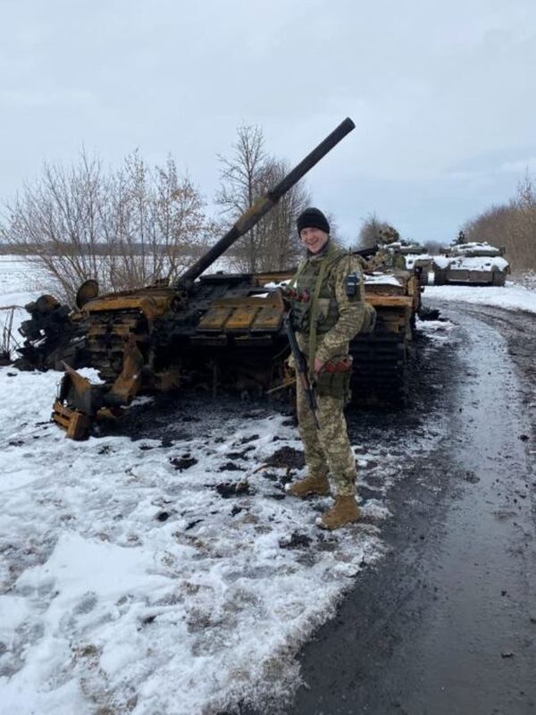 Едуард на тлі знищеної українськими військами російської бронетехніки. Фото з архіву Едуарда Боднюка