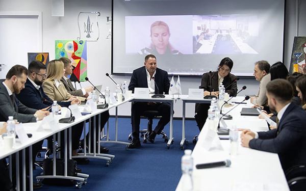 Ігор Фомін (праворуч у верхньому кутку) разом із Єрмаком на засіданні комітету Джерело: НААУ