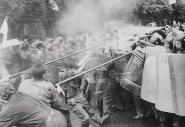 Протистояння між учасниками похорону патріарха Володимира (Романюка) і міліцією / Фото: надав автор
