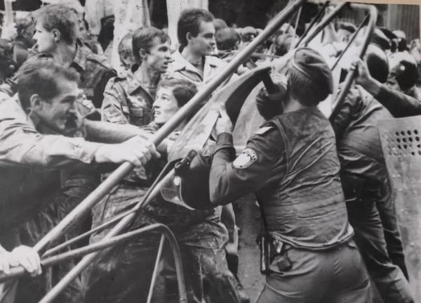 Протистояння між учасниками похорону патріарха Володимира (Романюка) і міліцією / Фото: надав автор