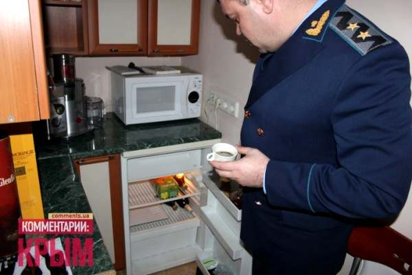 Прокурор демонстрирует содержимое своего холодильника в рабочем кабинете &mdash; несколько бутылок вина и сок