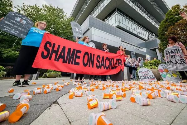 Протест 12 вересня 2019 року біля штаб-квартири Purdue Pharma у Стемфорді, штат Коннектикут. Фото: Erik McGregor / TNS.