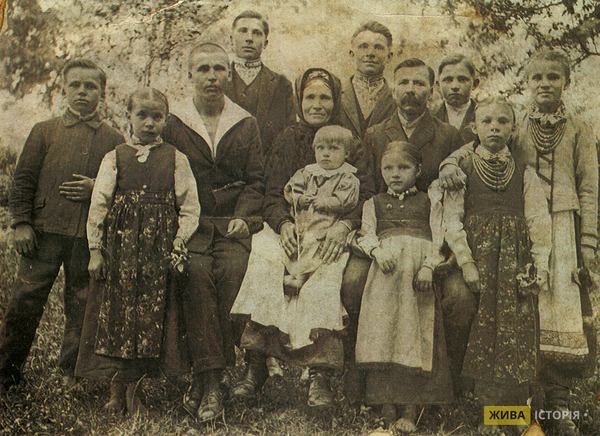 Родина Сивеньких в с. Мшана Городоцького повіту Львівського воєводства. Зліва направо сидять: Йосип, матір Марія з сином Михайлом (на колінах) і батько Петро Сивенькі. Зліва направо стоять: Василь, Марія, Степан, Юліан, Петро, Юлія та Катерина Сивенькі, перед батьком Розалія. / Архів проєкту "Локальна історія"