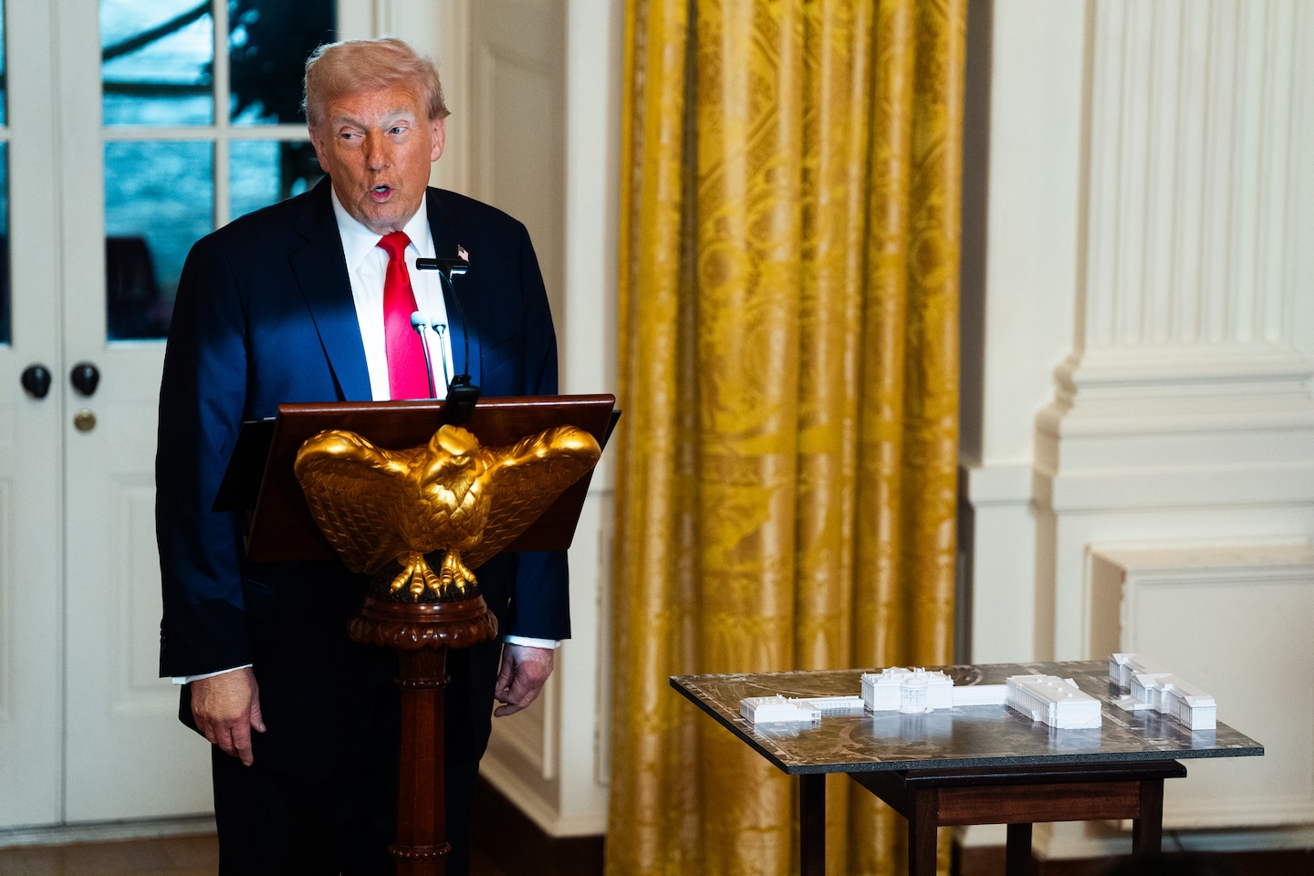 Трамп під час благодійного вечері в бальному залі в середу, в Білому домі. (Деметріус Фріман/The Washington Post)